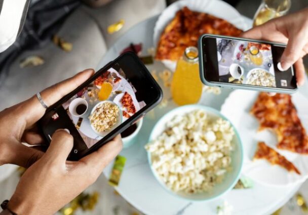 amigos-alto-angulo-tomando-fotos-comida Marketing Digital para restaurantes